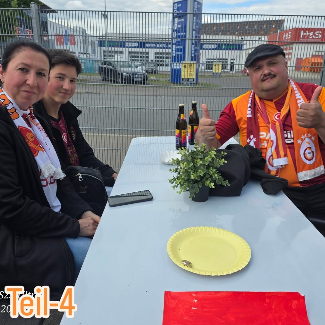 Fans am Tisch beim Fanclub-Treffen