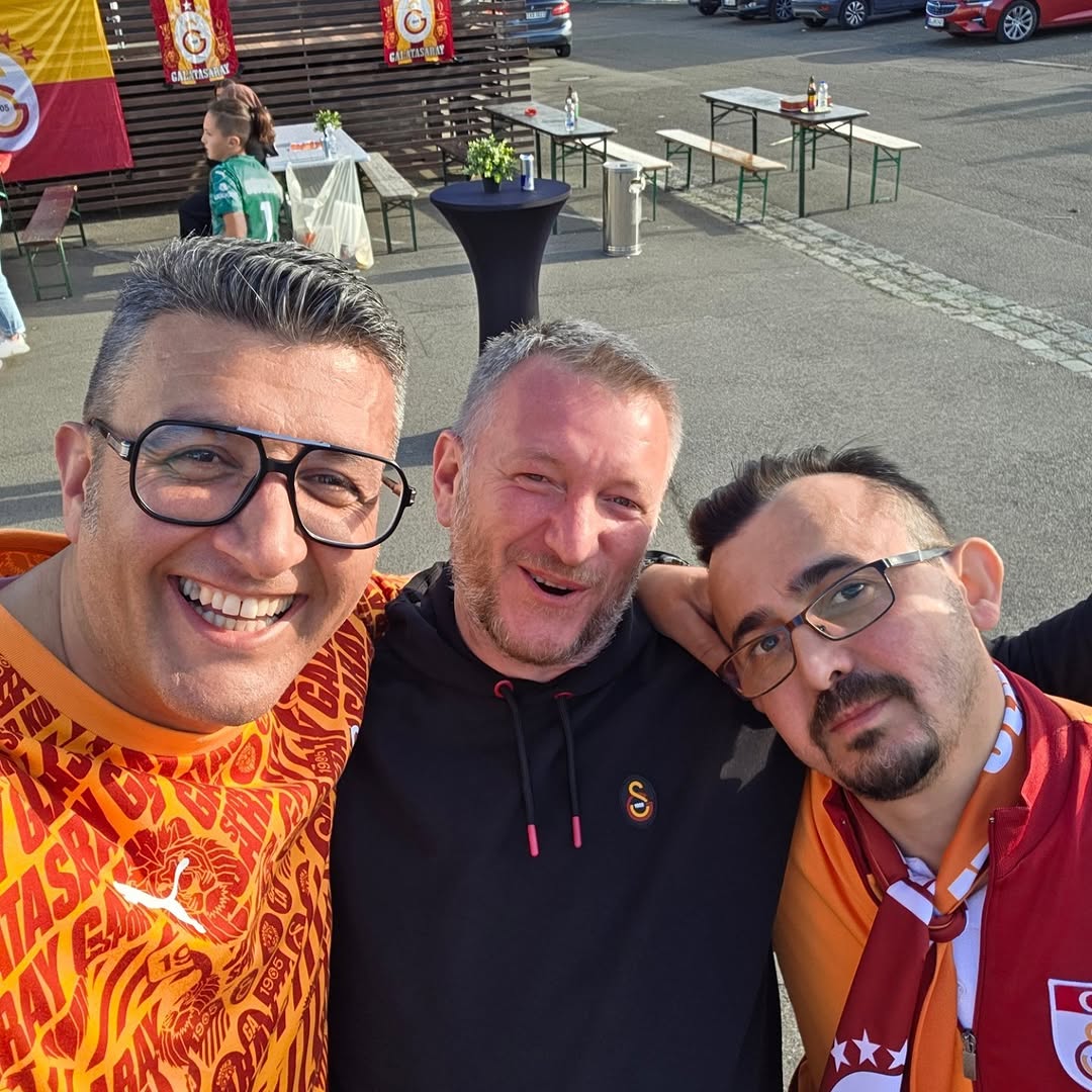 Drei Galatasaray Fans mit Schal